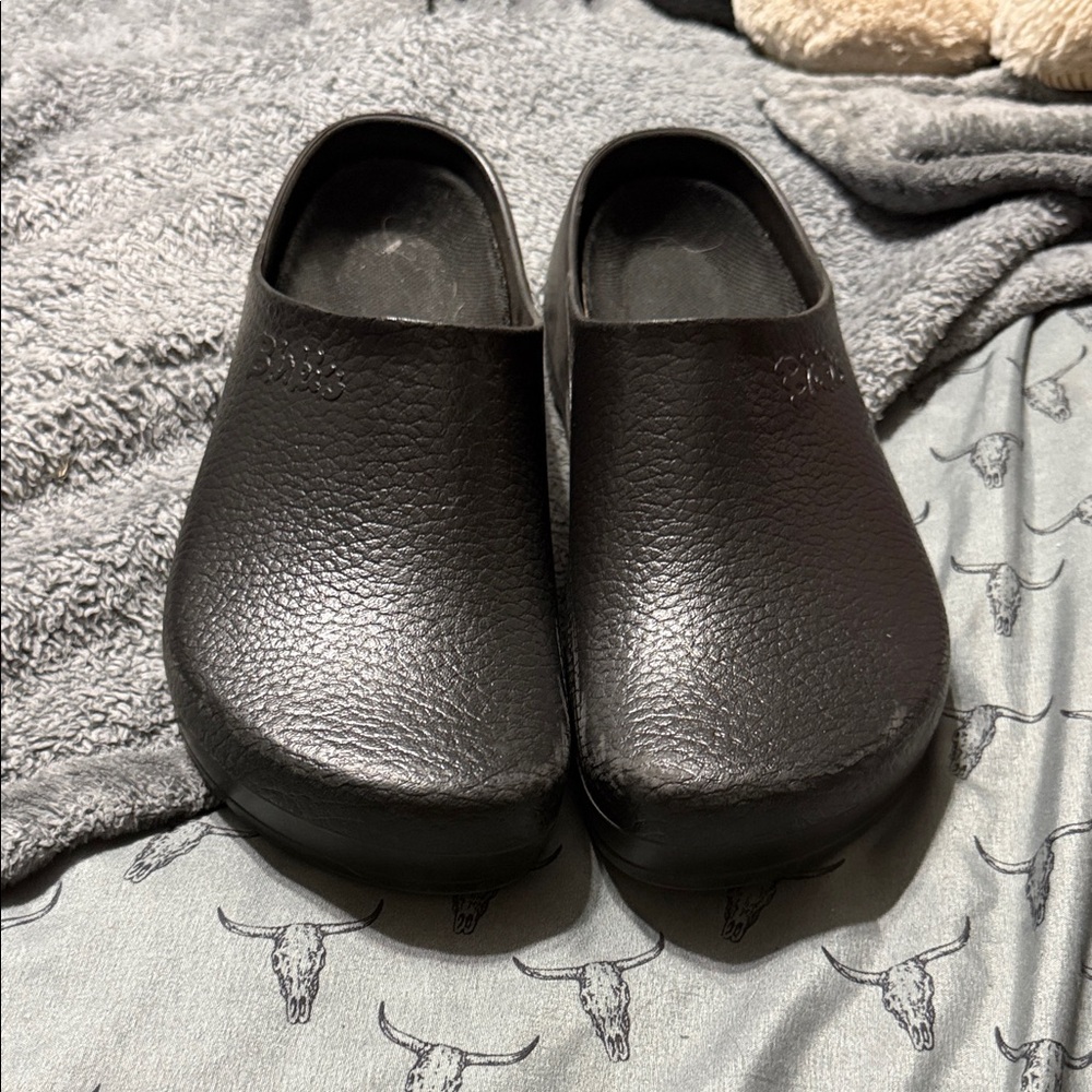 Birkenstock Textured Black Clogs